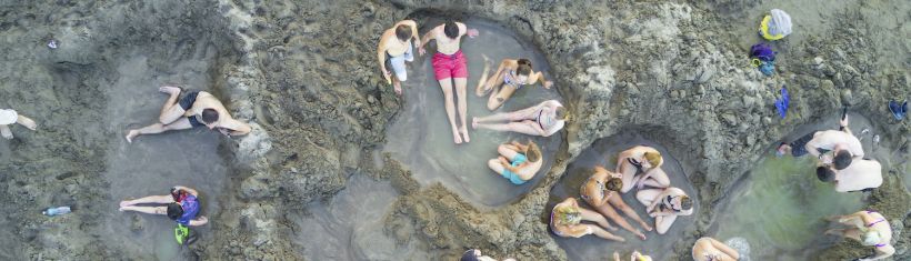 Stray NZ travellers enjoying Hot Water Beach 