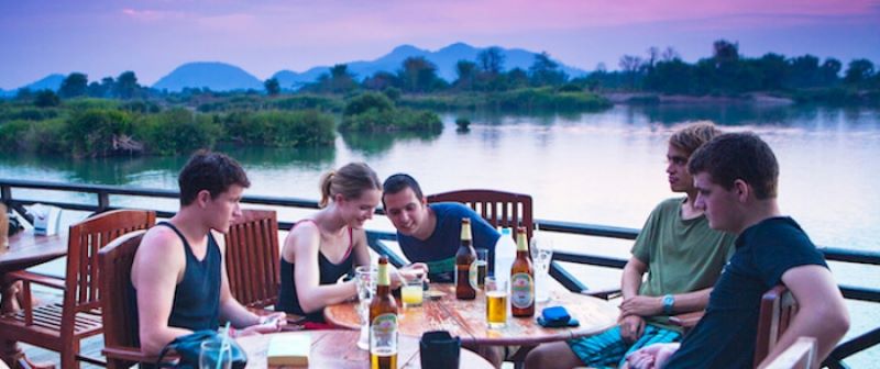 Don Det eating drinking Laos2