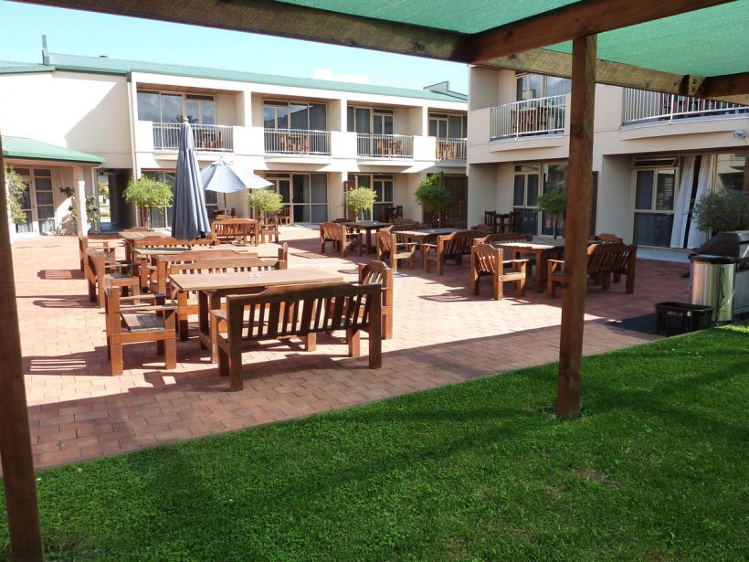 Raglan Sunset motel courtyard