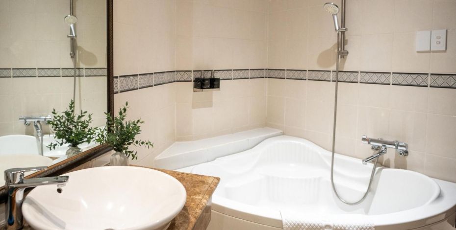 24 25 SEA Accommodation HCMC Bathroom New