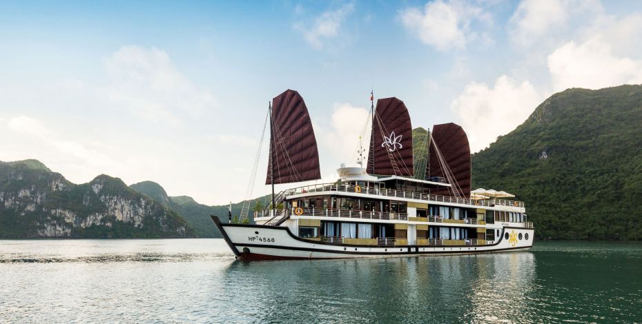 24 25 SEA Highlight Halong Bay Boat
