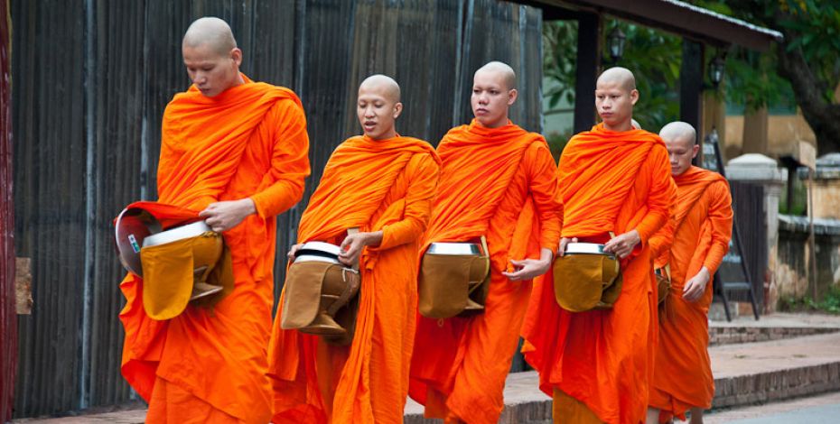 24 25 SEA Highlight Monks in Luang Prabang