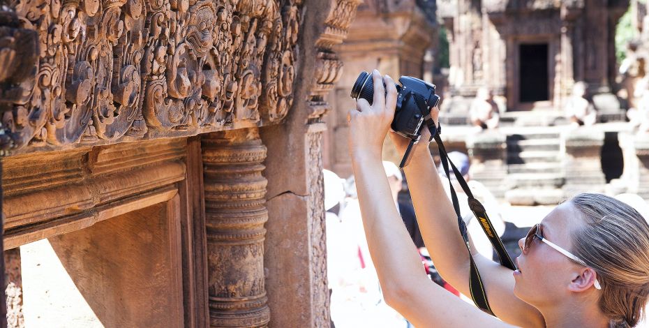 24 25 SEA Highlight Tourists in Angkor Wat