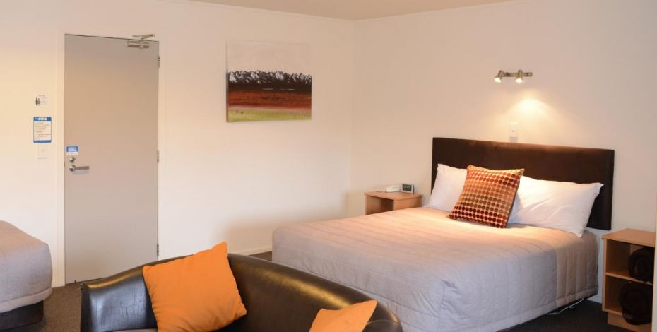 Stray NZ Accommodation The Hobbit Motorlodge Ohakune Double Room