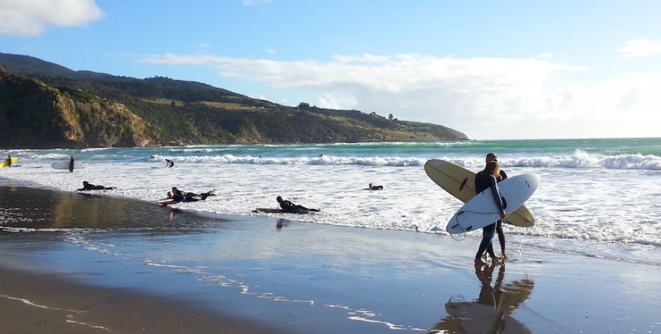 Raglan surfing school beach